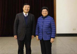 2012年2月16日，全國人大常委會(huì )原副委員長(cháng)顧秀蓮與時(shí)任今世緣董事長(cháng)、總經(jīng)理周素明合影。