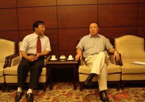 2006年8月30日，出席中華緣文化論壇的全國政協(xié)副主席白立忱與時(shí)任今世緣董事長(cháng)、總經(jīng)理周素明親切交談。