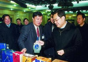 2002年1月22日，時(shí)任江蘇省省長(cháng)季允石視察今世緣。