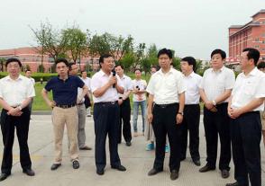 2013年7月12日，時(shí)任淮安市市長(cháng)曲福田視察今世緣技改項目。