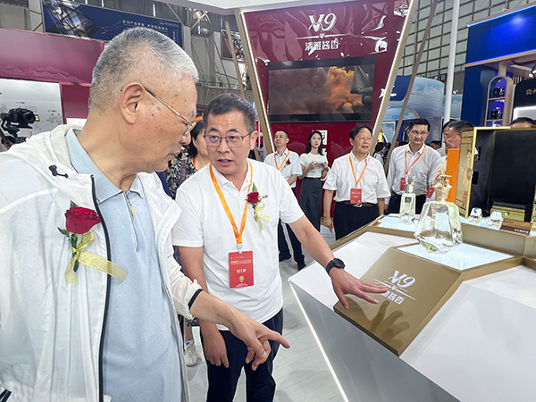 2024年8月8日，江蘇省原副省長(cháng)吳瑞林在第十四屆中國（南京）國際糖酒食品交易會(huì )上參觀(guān)今世緣展館
