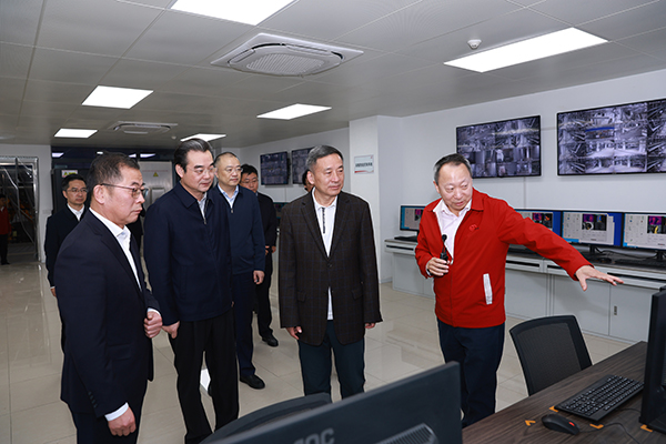 2024年11月13日，江蘇省人大常委會(huì )常務(wù)副主任、黨組副書(shū)記樊金龍調研今世緣酒業(yè)